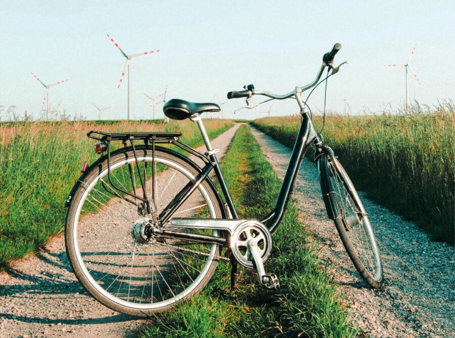 Fahrrad auf einem Feldweg 