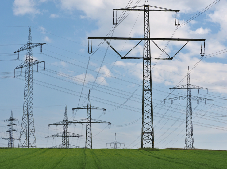 Stromleitungen und Strommasten auf freier Fläche 