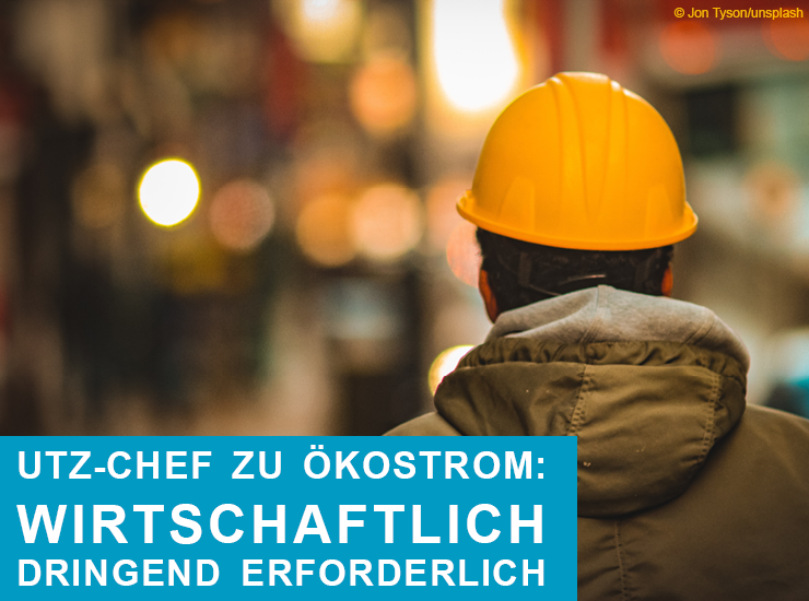 Aufnahme eines Mannes von hinten, der einen Baustellenhelm trägt