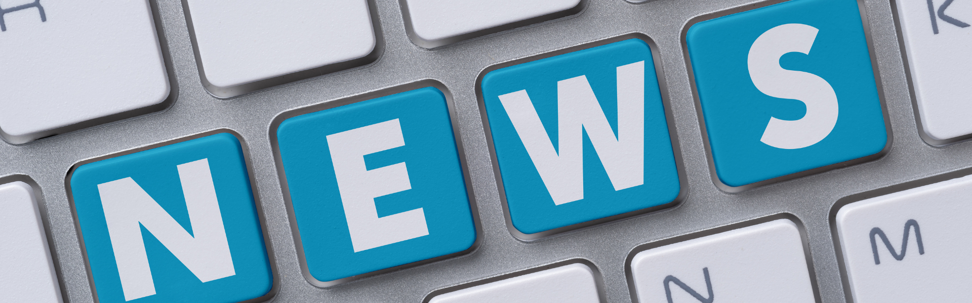 Blaue Tasten mit dem Wort News auf einer Computertastatur